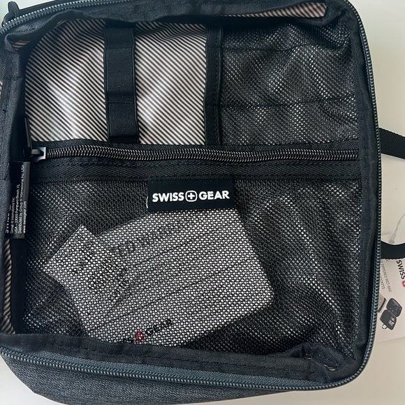COPY - SwissGear Toiletry Tech Kit. NWT - Picture 4 of 10